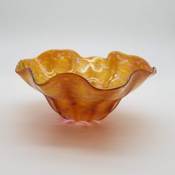 A bowl that is made of glass and has a pink base.